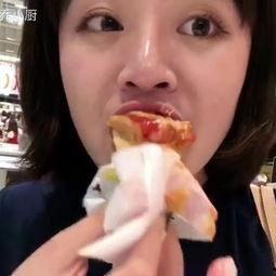 网红母女小乔吃瓜,网红小乔一家日常温馨瞬间